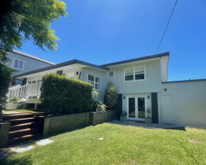 'The Boat House' Luxury 4BR Gold Coast family home